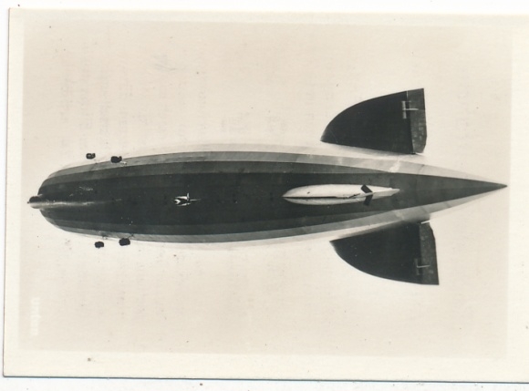 Collecting picture Zeppelin world trips No. 111 LZ 127 Graf Zeppelin operation, ship from below