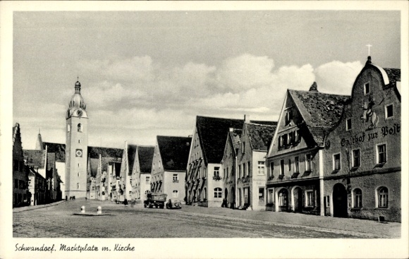 Ak Schwandorf im Oberpfälzer Wald Bayern,  Marktplatz mit Kirche, r Turm, Gebäudereihen