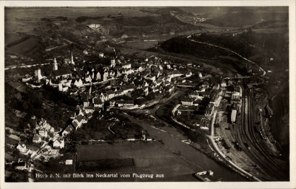Horb am Neckar, zdjęcie lotnicze, widok na dolinę Neckaru, domy, tory kolejowe, czarno-białe