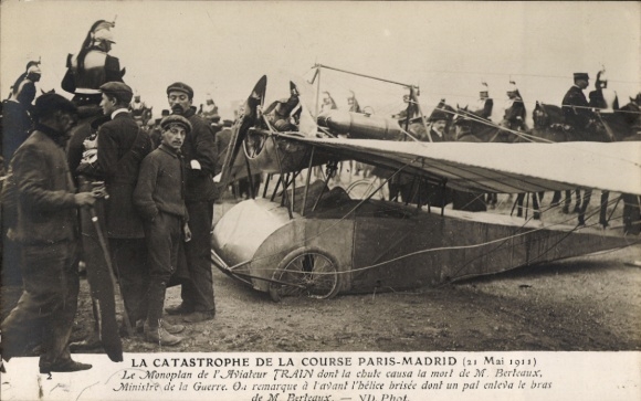 Postcard Crash of the monoplane during the air race, Paris Madrid 1911, Death of War Minister Berleaux