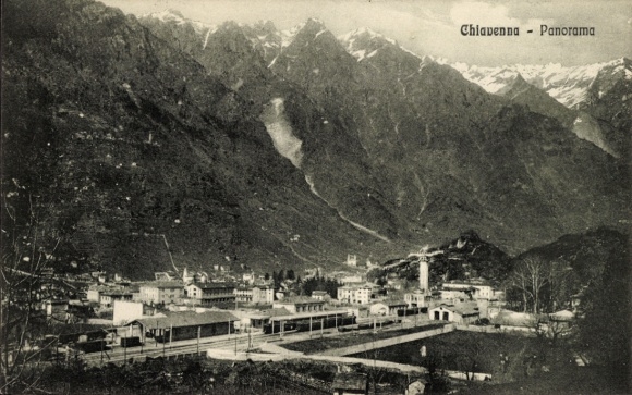 Ak Chiavenna Lombardia, Panorama von  Berge, Stadtansicht