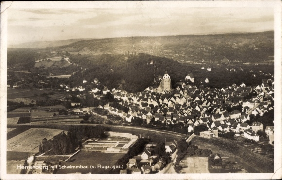 Ak Herrenberg Böblingen, Panorama vom Ort m. Schwimmbad, Fliegeraufnahme