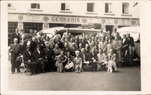 Foto Ak Restaurant Germania, Gruppenbild, Reisebus