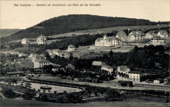 Ak Bad Gottleuba in Sachsen, Bahnhof mit Gondelteich und Blick auf die Heilstätte