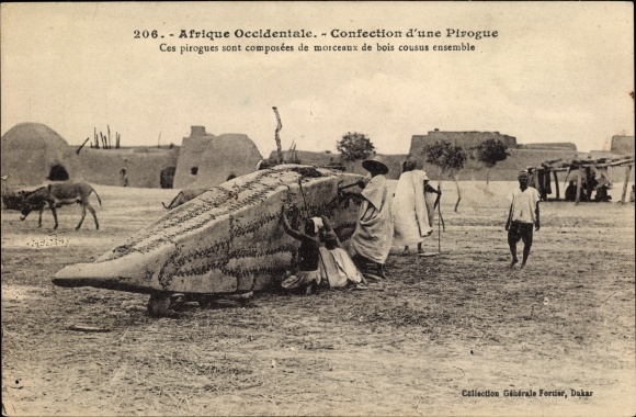 Postcard Westafrika, Building a canoe, These canoes are made up of individual parts