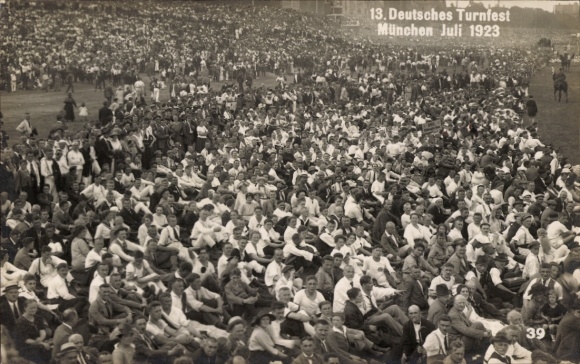 Zdjęcie z XIII Niemieckiego Festiwalu Gimnastycznego w Monachium, lipiec 1923 r., gimnastycy na terenie festiwalu, tłum