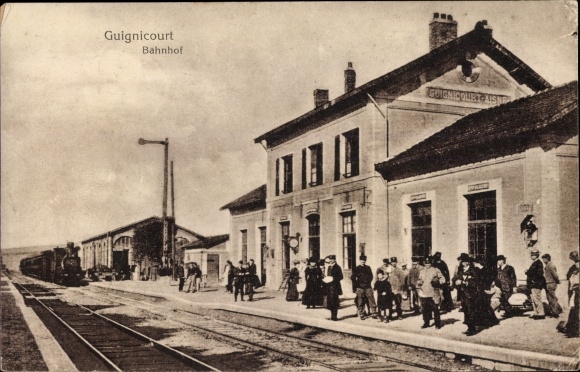 Postcard Guignicourt Aisne, train station, platform side, passengers