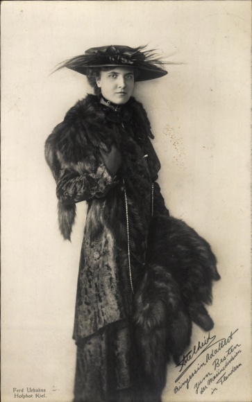 Postcard Princess Adalbert of Prussia, Adelheid of Saxe-Meiningen, Portrait, Fur