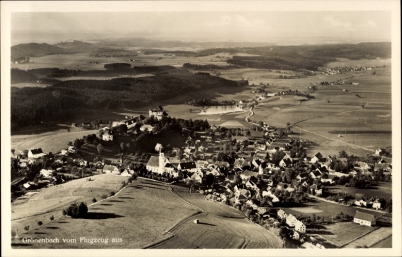 Ak Grünenbach in Allgäu Schwaben, luchtfoto van landelijk landschap, huizen en velden
