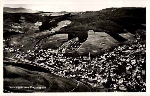 Ak Furtwangen im Schwarzwald, Luftaufnahme von  Landschaft, Häuser, Felder