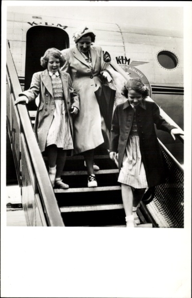 Picture Queen Juliana of the Netherlands, Princess Beatrix, Irene, departure of Prince Bernhard to Canada