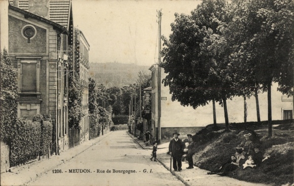 Postcard Meudon Hauts de Seine, street, trees, houses, people,