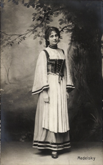 Postcard actress Lotte Medelsky, portrait