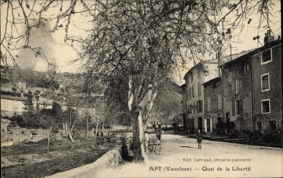 Ak Apt Vaucluse, Straße, Bäume, Gebäude, Quai de la Liberté, Vaucluse