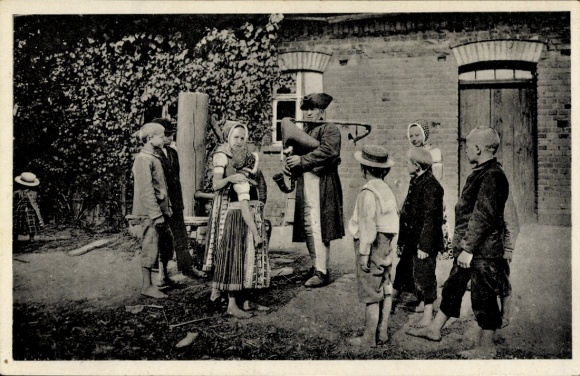 Postcard Schleife in Upper Lusatia, bagpiper Bohla, children in traditional costume
