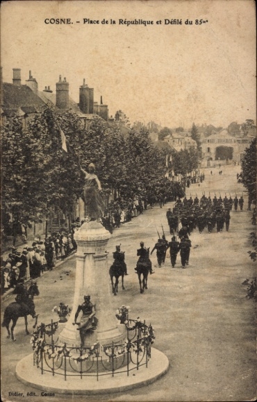 CPA Cosne-Nièvre, Place de la République et Défilé du 85er