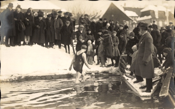 Foto Ak Rammenau Sachsen, Eisbaden, Anwohnergruppe als Zuschauer, Wintermotiv