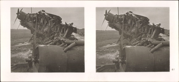 Stereo Raumbild Foto "Der Kampf im Westen", Nr. 61 Zerstörtes Kampfflugzeug nach dt. Bombenangriff