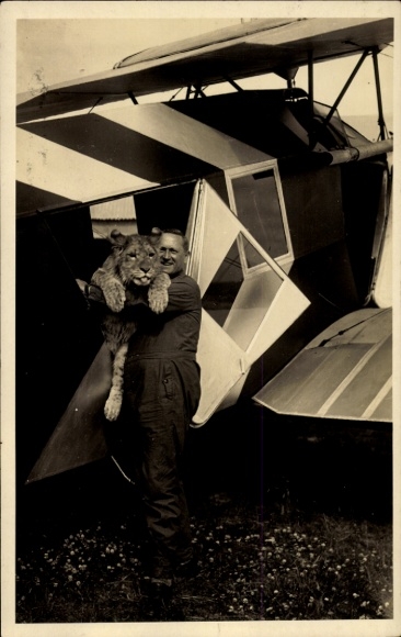 Foto Ak Nordseebad Wangerooge, Flugplatz, Flugzeug, Pilot mit einem jungen Löwen