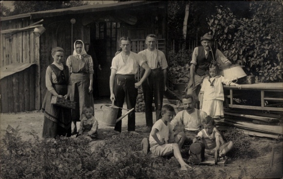 Photo Postcard Gerichshain Machern in Saxony, group of people, watering can, playing children