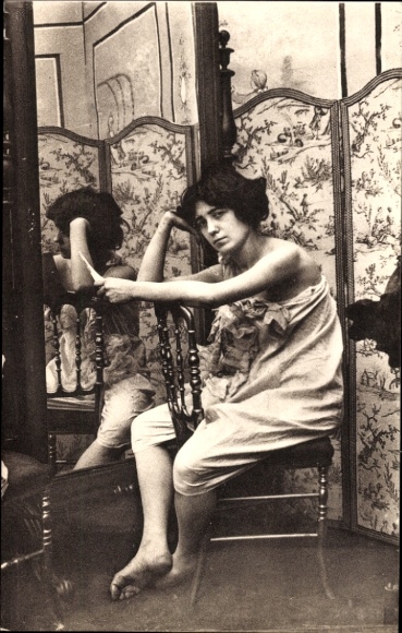 PC Parisiennes fin de siecle, portrait of a woman, mirror, screen