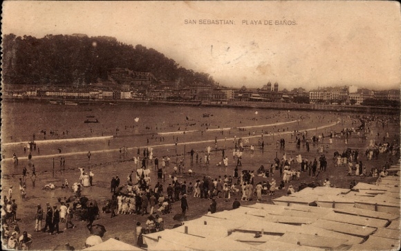 KP Donostia San Sebastian Kraj Basków, widok na plażę, kąpiący się, chaty, góry w tle