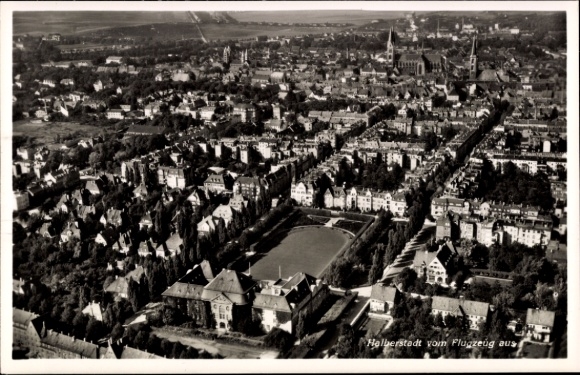 Ak Halberstadt am Harz, Luftaufnahme von  Stadtansicht, klare Struktur