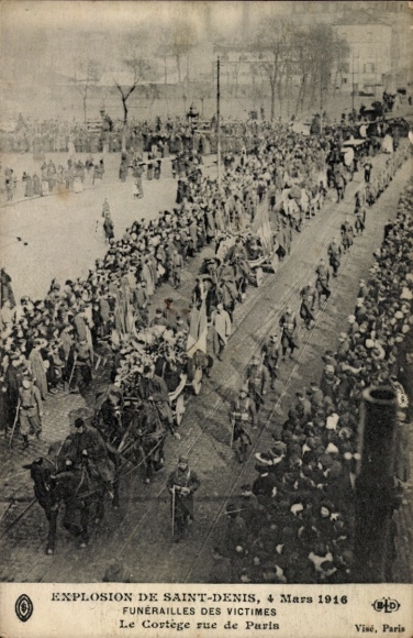Postcard Saint Denis Seine-Saint-Denis, funeral procession of the victims of the explosion in 1916