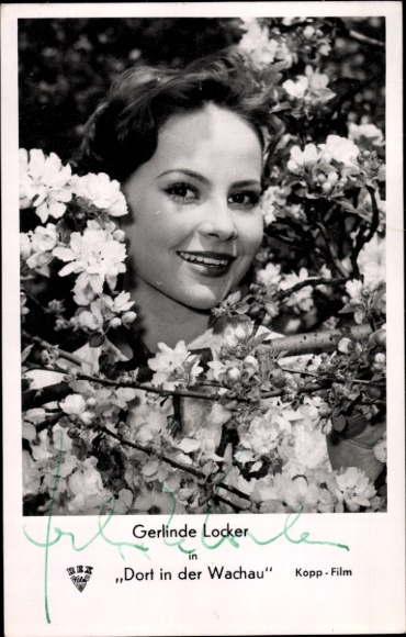 Ak Schauspielerin Gerlinde Locker, Portrait, Autogramm, Film Dorf in der Wachau, Blumen