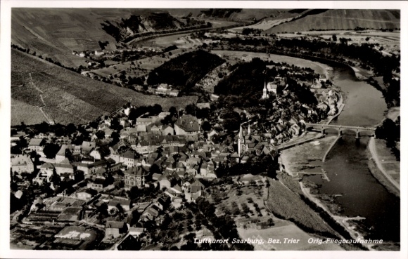 Ak Saarburg an der Saar Bezirk Trier, Luftaufnahme von  Bez. Trier, Fluss und Brücke, Häuser