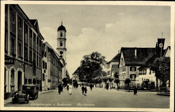 Ak Langenargen im Bodenseekreis, Der Marktplatz mit Kirche und Passanten