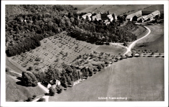 Ak Frankenberg (Kreis Hainichen) Sachsen, Luftaufnahme von Schloß  Umgebung, Felder, Bäume