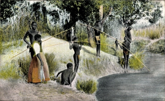Ak Namibia, Uferpartie, einheimische Speerfischer, Mädchen in Kleid