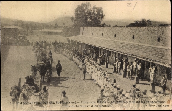 Postcard Foum-Tataouine Tunesien, The garrison honoring the heroic wounded of Oum-Souigh