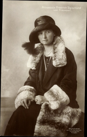 Postcard Princess Friedrich Sigismund of Prussia, Marie Luise of Schaumburg-Lippe, coat, fur