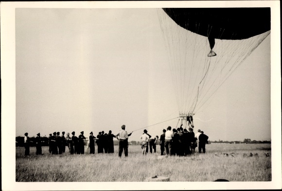 Photo balloon before takeoff, July 1959, spectators, city port