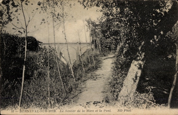 Postcard Berneval sur Mer Seine Maritime, Le Sentier de la Mare, bridge