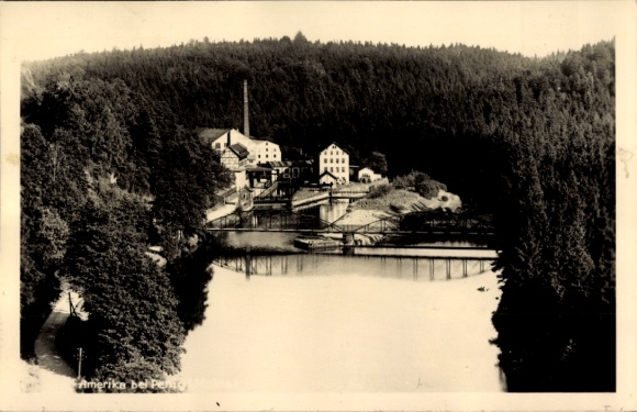 Ak Penig in Sachsen, Industriegebäude, Fluss, Brücke, Wald, schwarz-weiß
