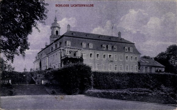 Ak Lichtenwalde Niederwiesa Sachsen, Schloss  großes Gebäude, umgeben von Bäumen und Sträuchern