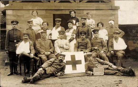 Photo Postcard Kaiserslautern, hospital, wounded soldiers, nurses, group photo