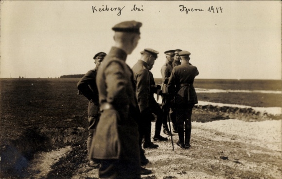 Photo Ypres Ypres West Flanders, soldiers in uniforms, year 1917