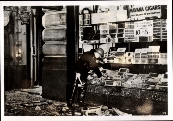 foto Hoffmann, bom van IRA Irish Republican Army vernietigt winkel in Engeland, juni 1939