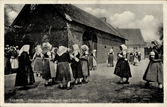 Postcard Groß Düben Schleife in Upper Lusatia, women in traditional costume, exchange after church, surroundings
