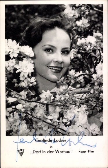 Ak actrice Gerlinde Locker, portret, handtekening, film Dorf in der Wachau, bloemen