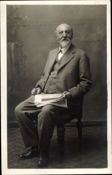 Photo Postcard Man with newspaper, portrait, beard