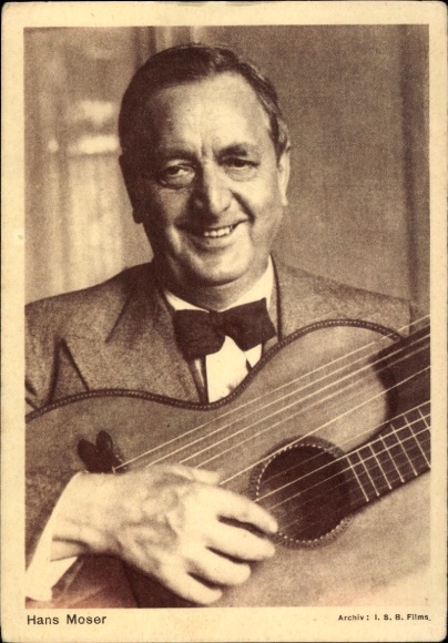 Postcard actor Hans Moser, portrait with guitar