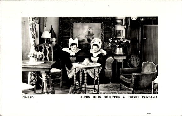 CPA Dinard Ille-et-Vilaine, Jeunes Filles Bretonnes, Hotel Printania