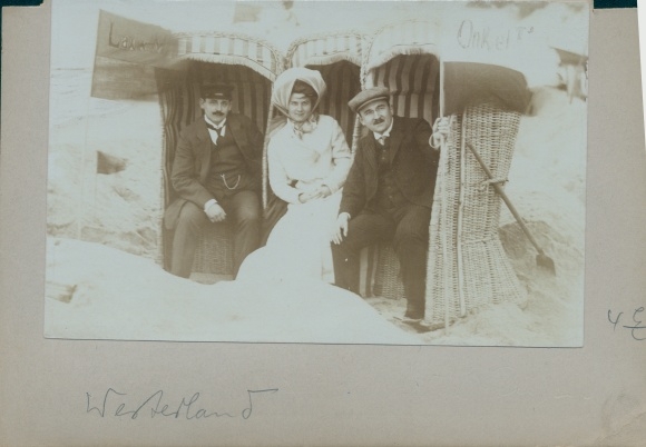 Cabinet photo Westerland on Sylt, beach visitors, group picture, beach chairs, sandcastle