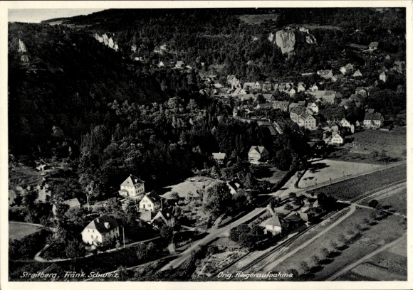 Ak Streitberg Wiesenttal Fränkische Schweiz, Luftaufnahme von Streitberg, Häuser, Landschaft