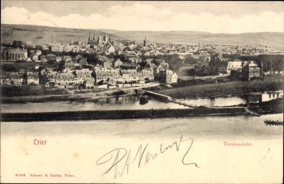 Ak Trier an der Mosel, Totalansicht von  Fluss, Stadtansicht, Häuser, Kirchen